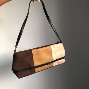 Tanned small shoulder bag.